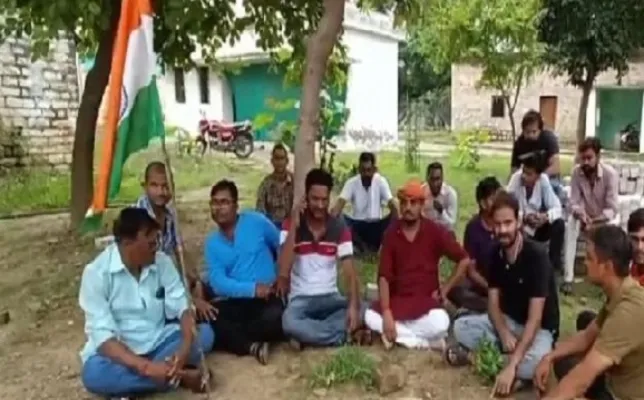 चित्रकूट : बांदा सांसद के बेटे पर ढाबा कर्मचारियों को बंदूक से पीटने का आरोप, मुकदमा दर्ज करने को शुरू हुआ धरना