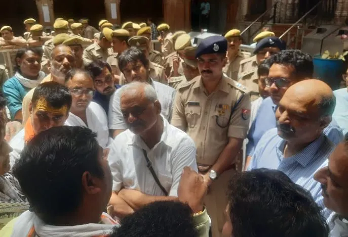 मथुरा: सरकारी अमले के साथ वृंदावन पहुंचे पूर्व डीजीपी, गोस्वामी समाज और मंदिर प्रबंधक से ली कई बिंदुओं की जानकारी