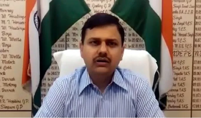 वाराणसी : डीएम ने किया ध्वजारोहण, कहा- सभी को मनाना चाहिए देश का जन्मदिवस