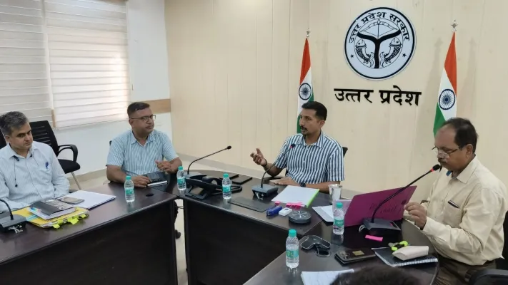 कानपुर : डीएम ने की समन्वय बैठक,ओवर ब्रिज में आने वाली दिक्कतों को दूर करने के दिए निर्देश