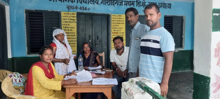 अयोध्या : 22 दिन में 80 हजार मतदाताओं का वोटर कार्ड आधार से हुआ लिंक