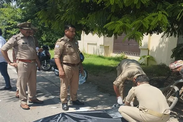 मुरादाबाद : रोडवेज बस की चपेट में आने से रिक्शा चालक की दर्दनाक मौत, शव पोस्टमार्टम को भेजा