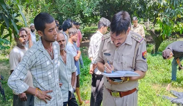 अमरोहा : आम के बाग में शव मिला, हत्याकर चेहरा एसिड से जलाया