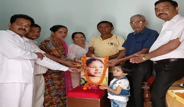 मुरादाबाद: फूलन देवी का मनाया गया जन्मदिन, बांटी गई  मिठाइयां