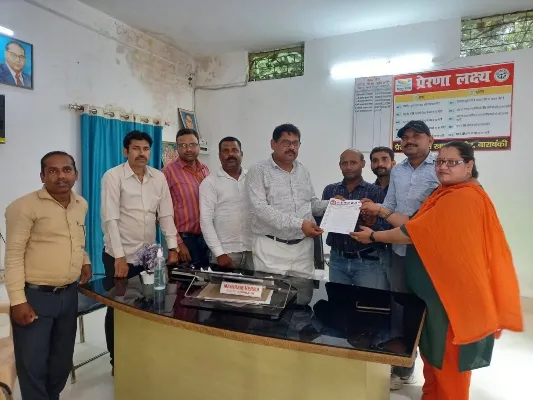 बाराबंकी : शिक्षकों की समस्याओं को लेकर बीईओ को सौंपा ज्ञापन