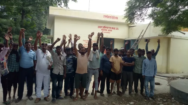 रायबरेली: एक सप्ताह से बिजली के लिए परेशान ग्रामीणों ने घेरा उपकेंद्र