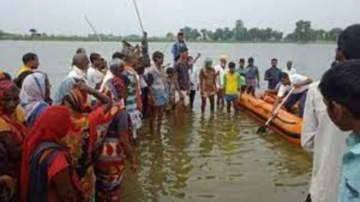 गाजीपुर: गंगा नदी में पलटी नाव, दो की मौत, कई लापता
