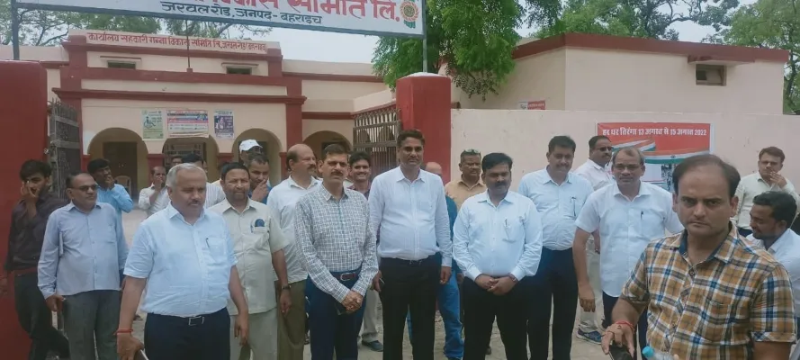 बहराइच : गन्ना आयुक्त ने किसानों से की वार्ता, बांटे प्रमाण पत्र