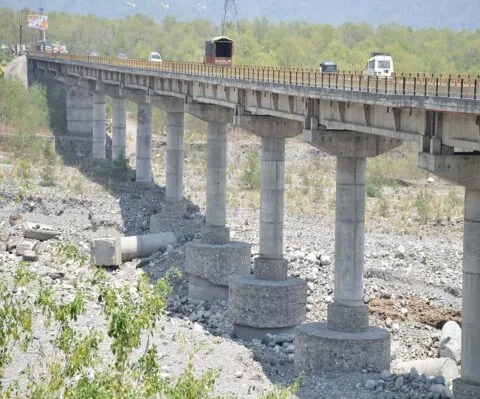 हल्द्वानी: तेज रफ्तार कार की चपेट में आया सड़क किनारे खड़ा स्कूटी सवार, खाई में गिरा