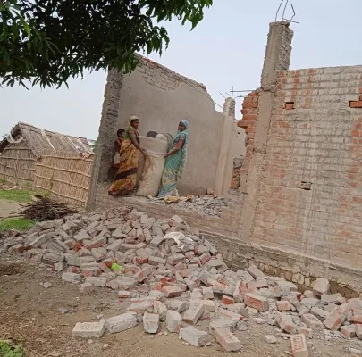 बहराइच: कटान की जद में आये कई गांव, अपने ही हाथों से घर तोड़ने को मजबूर हैं ग्रामीण