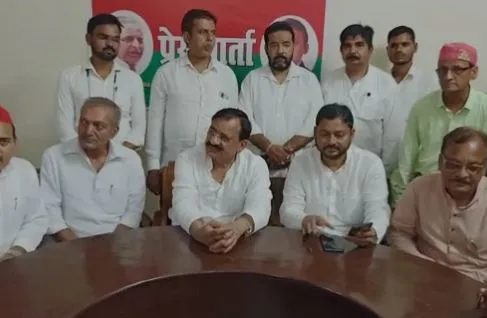 सपा सदस्यता अभियान को लेकर पूर्व कैबिनेट मंत्री और अमरोहा के एमएलए इकबाल हुसैन पहुंचे बरेली