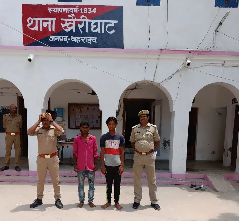 बहराइच : तिरंगा हटाकर लगाया धार्मिक झंडा, दो गिरफ्तार