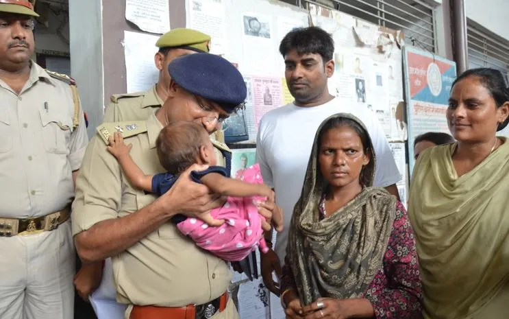 हाथरस के डॉक्टर ने कराया था मथुरा स्टेशन से बच्चा चोरी, जीआरपी ने गिरोह का पर्दाफाश कर आठ लोगों को किया गिरफ्तार