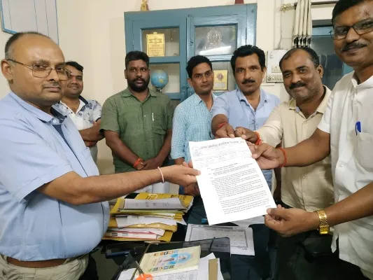अयोध्या : शिक्षकों ने एडी बेसिक को सौंपा लेखाधिकारी का कच्चा-चिठ्ठा