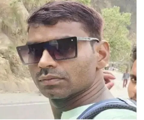 हरदोई : प्रेमिका से वीडियो कॉल कर रहे प्रेमी ने खुद को गोली से उड़ाया, दोस्त की बीवी से था अफेयर