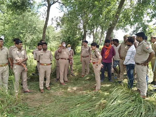 गोरखपुर : महिला की हत्या कर खेत में दफनाया शव, पुलिस ने किया बरामद