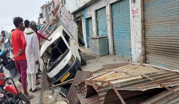 संभल :  दुकान की दीवार से जा टकराई पिकअप, हादसा होने से बाल- बाल बचा