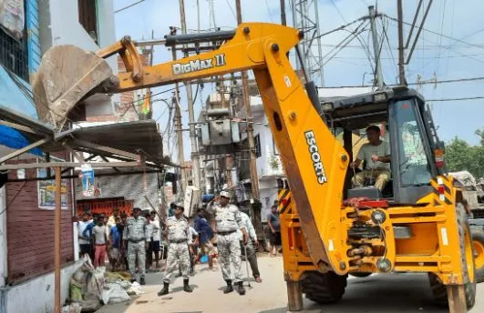 बरेली: संजय नगर में चला अतिक्रमण हटाओ अभियान, मीट विक्रेता ने तमंचा दिखाकर उतरवाया सामान, कई जगह हुआ विरोध