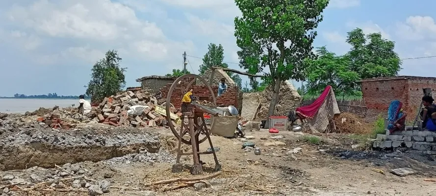 बहराइच : नदी की कटान में समा गए 12 ग्रामीणों के मकान