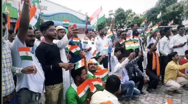 हरदोई : अमृत महोत्सव के तहत निकली ट्रैक्टर रैली, किसानों ने दिया देशप्रेम का सन्देश