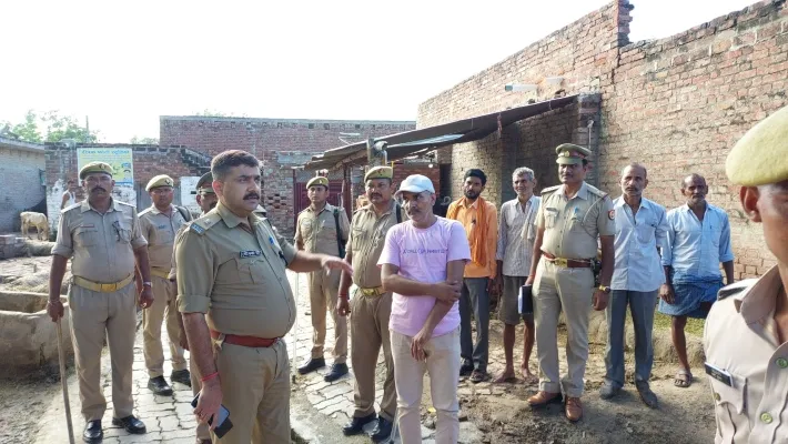 हरदोई : दबंगों से परेशान 12 ब्राह्मण परिवारों ने अपने मकानों पर लिखी पलायन करने की सूचना