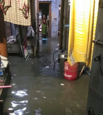 इटावा : भरथना में डेढ़ घंटे की बारिश में तालाब बनी गलियां, चोक नालों से बढ़ी मुसीबत