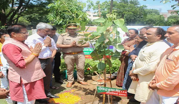 मुरादाबाद: जिलाधिकारी ने पारकर इंटर कॉलेज में रोपे पौधे