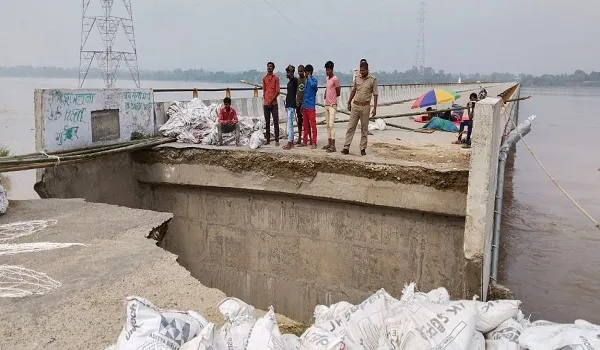 अमरोहा : गंगा की तेजधार से पुल की एप्रोच रोड क्षतिग्रस्त, आवागमन प्रभावित