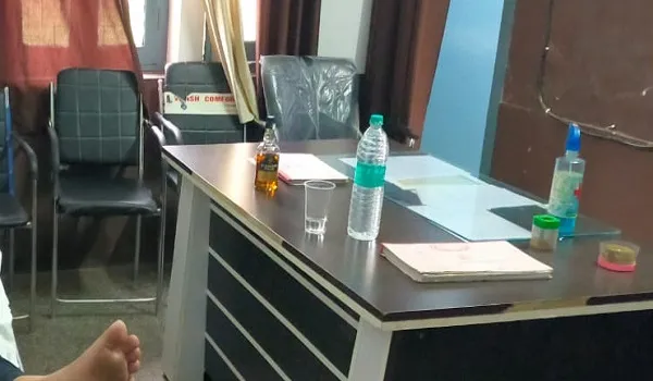 बिजनौर : शराब की बोतल लेकर ड्यूटी करने पहुंचा चिकित्सक, महिला कर्मचारियों ने दुर्व्यवहार का लगाया आरोप