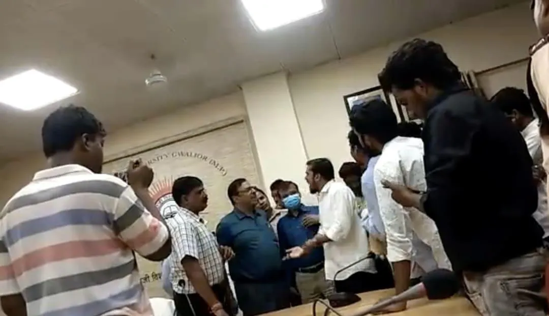 Video: कुलपति से छात्र नेता बोले- ABVP को हल्के में मत लो, कुर्सी जाते देर नहीं लगेगी
