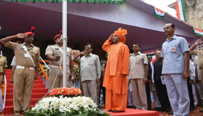 Independence Day 2022: आजादी के 75 साल पूरे होने पर आज सीएम योगी आदित्यनाथ के साथ बड़े नेताओं ने दी प्रदेश वासियों को बधाई