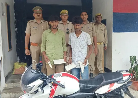 इटावा : भरथना पुलिस के हत्थे चढ़े दो शातिर बदमाश, चोरी की दो बाइक की बरामद
