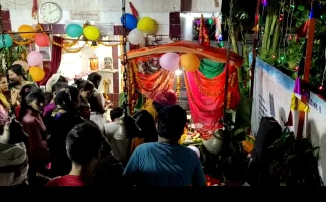 श्रीकृष्ण जन्माष्टमी : रिमझिम फुहारों के बीच भक्तों ने मनाया कान्हा का जन्मोत्सव,मंदिरों से लेकर घरों तक में सजी झांकी