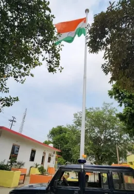 लखनऊ : यूपी के इस थाने में फहराया गया 75 फिट ऊंचा तिरंगा, जानने के लिए पढ़ें पूरी खबर