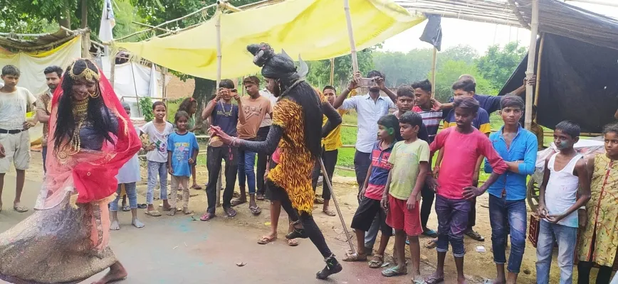 रायबरेली : श्रीकृष्ण भगवान की शोभायात्रा का पुष्पवर्षा से हुआ स्वागत, आकर्षण बनी मनमोहक झांकियां