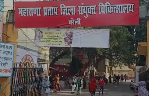 बरेली: तीमारदार ने जिला अस्पताल के डॉक्टरों पर लगाया आरोप, कहा- डॉक्टर कहते हैं यहां अच्छा इलाज नहीं होता प्राइवेट ले जाओ