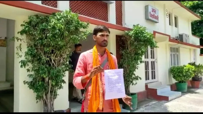 सीतापुर : कांवड़ियों की पिटाई के मामले ने पकड़ा तूल, डीएम से की शिकायत