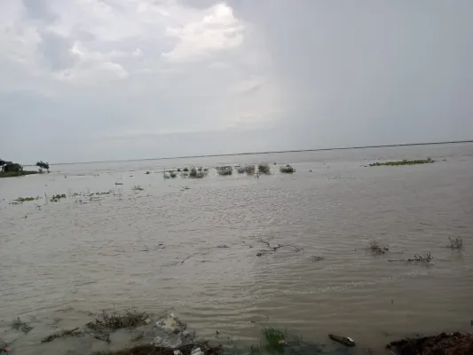 बहराइच : कटान के चलते पानी में समा गए मकान और जमीन