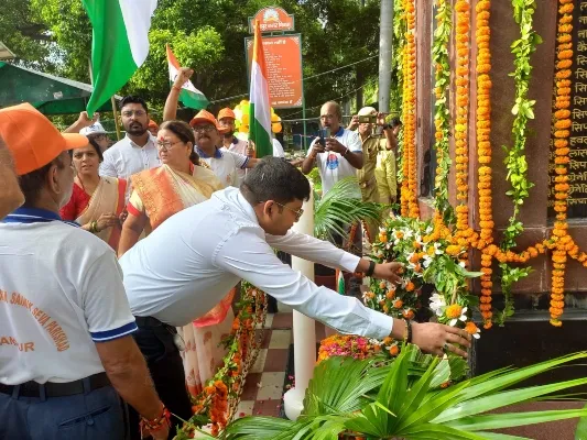 कानपुर : डीएम ने कलक्ट्रेट में फहराया तिरंगा, शहरवासियों को दी आजादी की बधाई