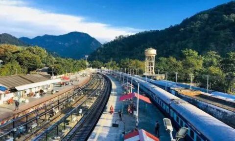 हल्द्वानी: बेहतर यात्री सुविधाओं के लिए काठगोदाम से चलने वाली दो एक्सप्रेस ट्रेनों को मिला ISO 9001:2015 सर्टिफिकेट