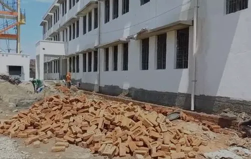 बरेली: मूक बधिर विद्यालय के निर्माण में घटिया सामग्री का हो रहा इस्तेमाल, ज्यादा मुनाफे के लालच में चल रहा मिलावट का खेल