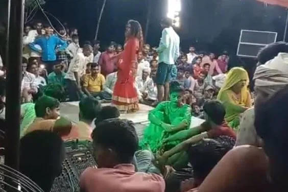 पीलीभीत: नामकरण की दावत में नर्तकियां बुलाकर कराया अश्लील डांस, सोशल मीडिया पर वीडियो वायरल