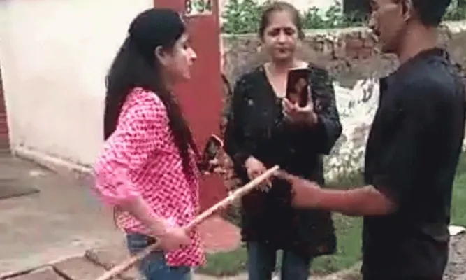 आगरा : गार्ड को महिला ने डंडे से पीटा, वायरल हुआ वीडियो, रिपोर्ट दर्ज