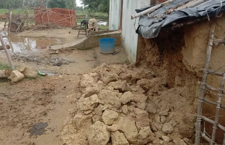 बदायूं: बारिश में गिरी दीवार, मलबे में दबकर बच्ची की मौत, परिवार में मचा कोहराम