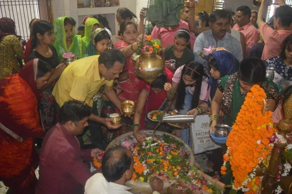 अयोध्या : रामनगरी में गूंजा महादेव का जयकारा, श्रद्धालुओं ने किया अभिषेक