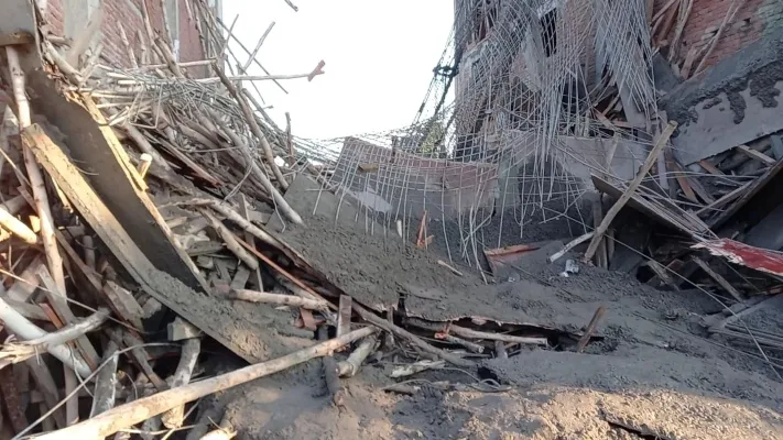 अयोध्या : निर्माणाधीन मकान का लेंटर शटरिंग समेत गिरा, 1 की मौत, 11 जख्मी