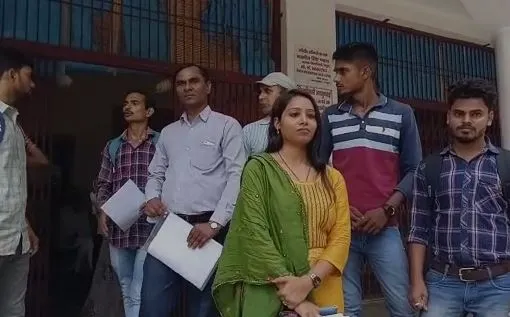 मथुरा: पांच-पांच माह से नहीं मिला वेतन, कोविड काल के दौरान स्वास्थ्य विभाग ने 10 लोगों को किया था भर्ती