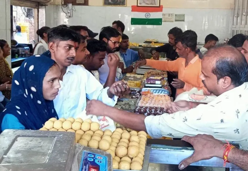 पीलीभीत: रक्षाबंधन पर मिठाई का कारोबार 10 करोड़ के पार, दुकानों पर खरीदारी करने वाले लोगों की लगी रही भीड़