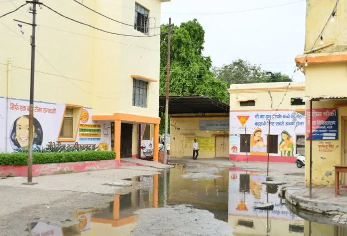 बरेली: जिला अस्पताल की बीमार सीवर लाइन का कोई उपचार नहीं, सड़क पर भर जाता है गंदा पानी, अधिकारी नहीं ले रहे सुध