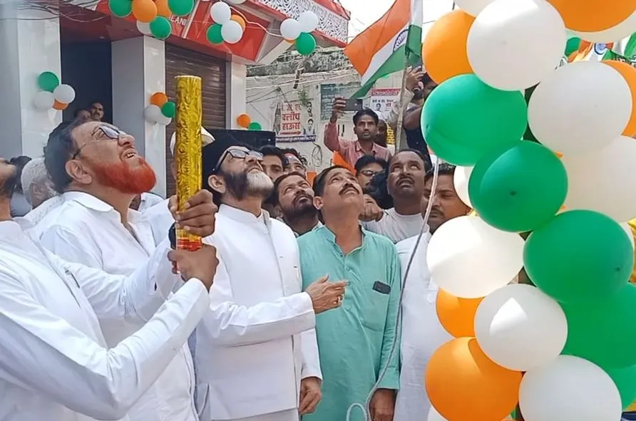 बरेली: मौलाना तौकीर रजा ने फहराया तिरंगा, कहा- ये महापर्व किसी एक समुदाय का नहीं पूरे देश का है